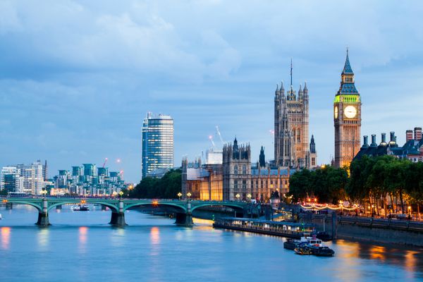 30 07 2015 لندن انگلستان لندن در سپیده دم نمایی از پل جوبیلی طلایی