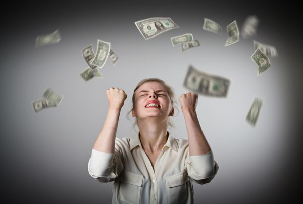 شادی زن جوان لاغر و اسکناس دلار در حال سقوط مفهوم موفقیت ارز و قرعه کشی