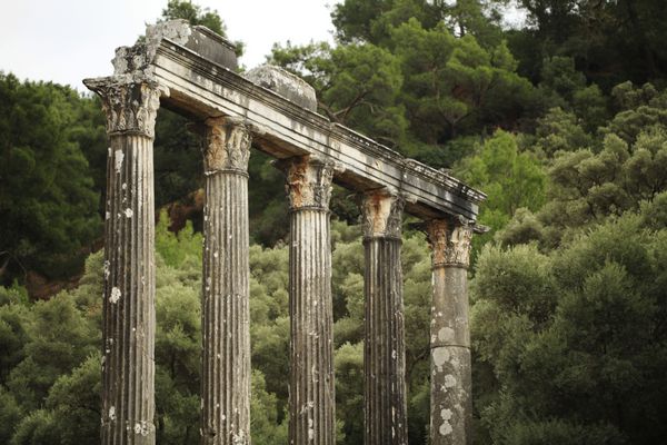 معبد زئوس در شهرک یونان باستان یوروموس در نزدیکی شهر میلاس ترکیه