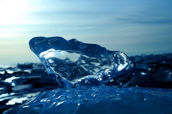 زمستان شکاف های شدید روی یخ دریاچه بایکال ضخامت حدود یک متر طوفان یخ آب یخ زده کریستالی از تونینگ پو استفاده می شود