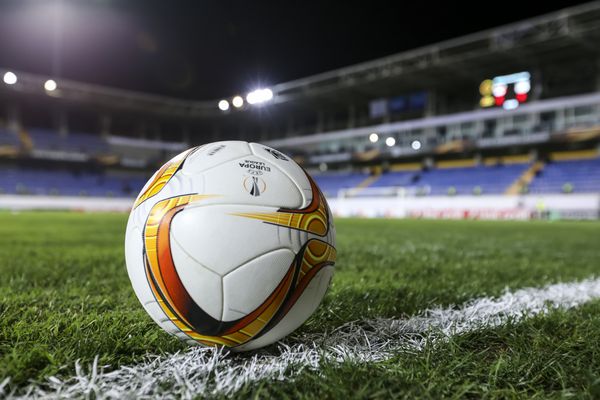 آذربایجان باکو - 17 سپتامبر 2015 توپ رسمی بازی لیگ اروپا بین قبالا و پائوک در باکو آذربایجان