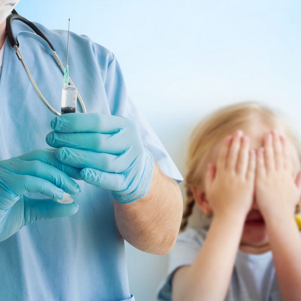 دختر ترسیده نزد پزشک اطفال