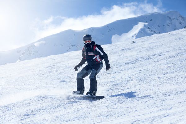 ورزش افراطی اسنوبردباز در حال اقدام در کوهستان