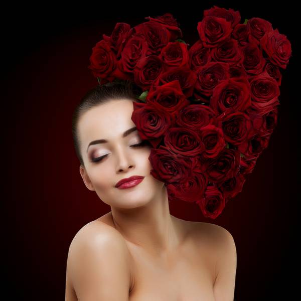 مدل های زیبا گل رز زن در قلب مو شکل سالن زیبایی جوان آرایش بانوی لوکس مدرن دختر را تشکیل می دهند قرمز رژ لب لب محصولات درمان مفهوم عشق لاس زدن 39 روز ها