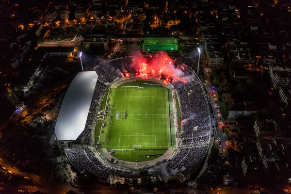 تسالونیکی یونان 4 اکتبر 2015 دوده هوایی استادیوم تومبا پر از هوادار در طول یک مسابقه فوتبال برای قهرمانی بین تیم‌های پائوک و المپیاکوس