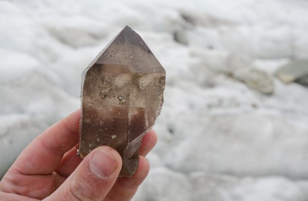 کریستال کوارتز دودی جواهر تازه یافت شده در کوه های آلپ