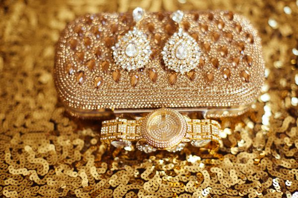 لوازم جانبی زنانه گوشواره های الماس مد روز و ساعت مچی طلایی جواهرات درخشان جواهرات گرانبها کریستال براق