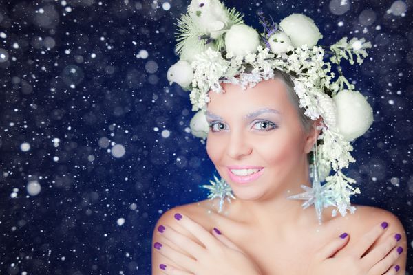 زن یخ زده با مدل موهای درختی و آرایش در شب تعطیلات زمستانی کریسمس باد پری و کولاک برفی با برف و دانه های برف جادویی مدل مد زیبایی سبک سال نو یا هالووین