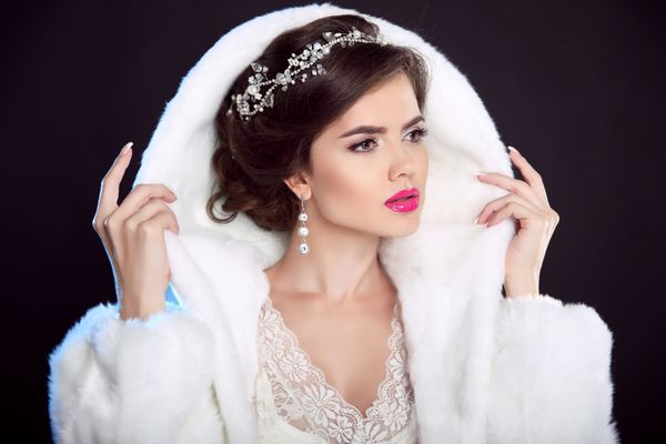 دختر زمستانی با کت خز مد لوکس مدل مو آرایش زن مدل زیبا با خز سفید جدا شده در پس زمینه سیاه جواهرات الماس