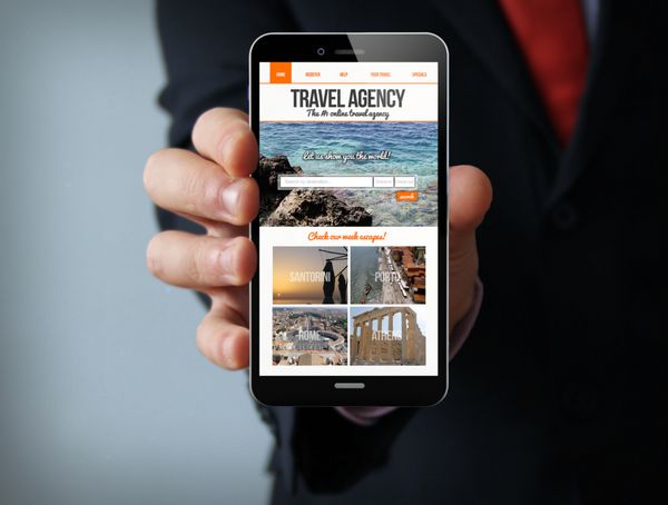 فن آوری های جدید مفهوم سفر دست تاجر در دست داشتن یک تلفن لمسی سه بعدی با وب سایت آژانس مسافرتی روی صفحه گرافیک صفحه نمایش تشکیل شده است