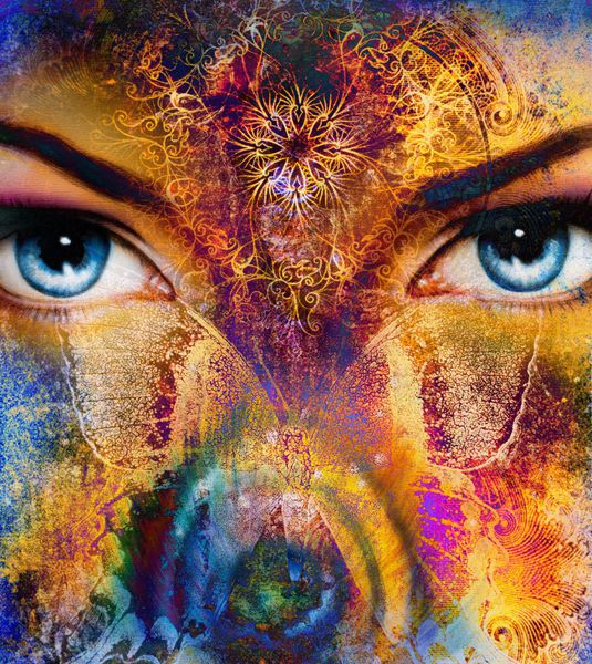 تصویر یک چشم پروانه و زن پس زمینه رنگی ترکیبی انتزاعی