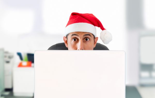 مردی در وب سایت ها برای معاملات سفر در کریسمس در کریسمس شگفت زده شد