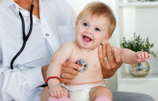دکتر زن متخصص اطفال و بیمار کودک شاد