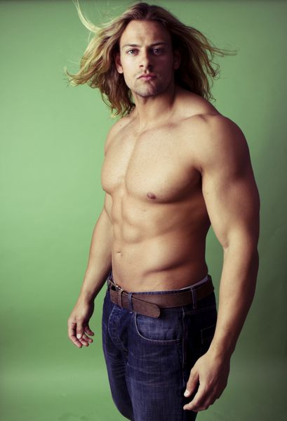 بدنساز مردانه ورزشکار با موهای بلند