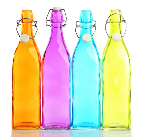 چهار بطری رنگارنگ خالی جدا شده روی سفید