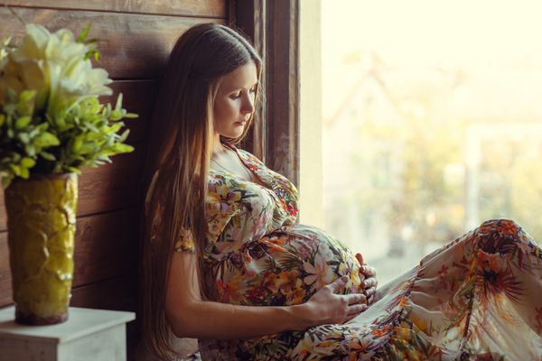 زن باردار زیبا شکم حامله زن باردار زیبا در انتظار بچه مفهوم زایمان