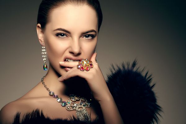 مد بالا مدل زیبایی زن جواهرات گرانبها پوست کامل لب شور پرخاشگری