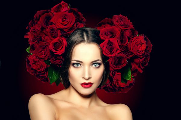 مدل زیبای گل رز زن در سالن زیبایی آرایش آرایش زن جوان مدرن در اسپا مجلل خانم آرایش ریمل برای مژه های بلند رژ لب روی لب سایه چشم محصولات موهای براق درمان