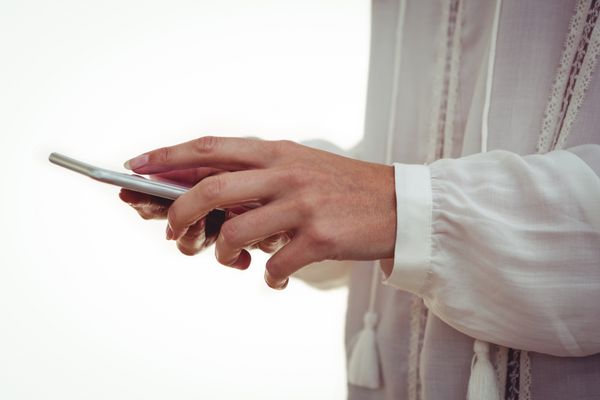 دست بریده زن با استفاده از گوشی هوشمند