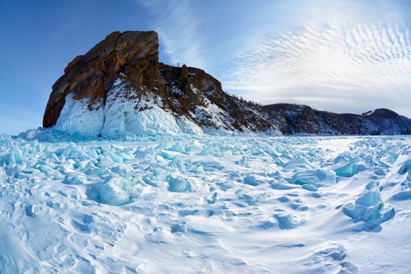 منظره سیبری زمستانی با منظره روی دماغه هوبوی - قسمت شمالی جزیره اولخون در دریاچه بایکال