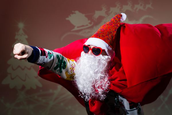 بابا نوئل بد بو با عینک آفتابی شکل قلب و شال قرمز