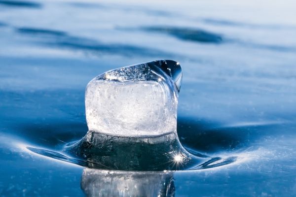 ماکرو پو از یخ قطعه شفاف دریاچه یخ بایکال یخ آبی الگوی کریستالی زیبا یخ شفاف ساده