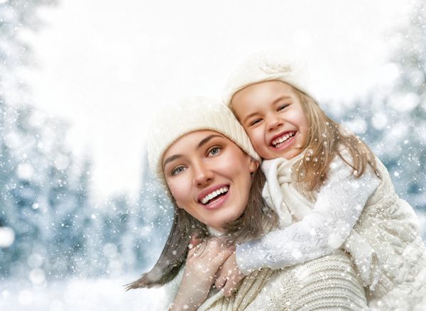 خانواده شاد مادر و دختر در پیاده روی زمستانی در طبیعت