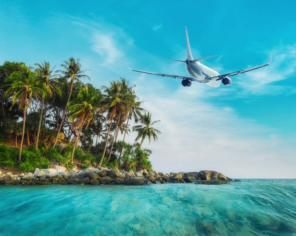 پرواز هواپیما بر فراز چشم انداز اقیانوس شگفت انگیز با جزیره گرمسیری مقاصد سفر تایلند