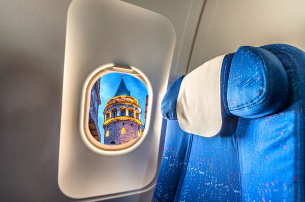 پنجره هواپیما با نمای برج گالاتا مفهوم سفر استانبول