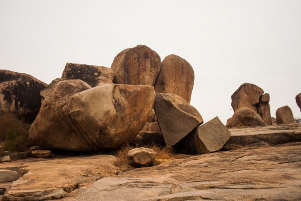 هامپی هند تخته سنگ روی تپه مشرف به هامپی با آسمان منزوی