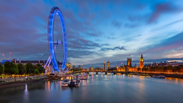 لندن پادشاهی متحده - 6 اکتبر 2014 چشم لندن و دوست وست مینستر در لندن بزرگترین چرخ و فلک در اروپا ساختار چشم لندن 135 متر ارتفاع و 120 متر قطر دارد