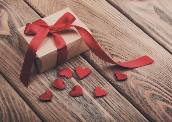 جعبه هدیه و قلب در یک پس زمینه چوبی قدیمی - تونینگ قدیمی