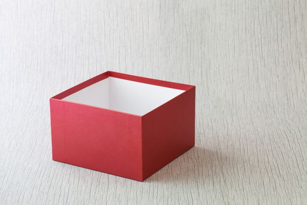 جعبه هدیه قرمز برای شخصی خاص در زمینه چوبی