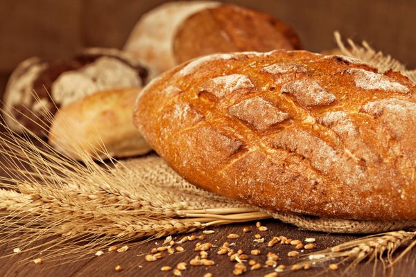 نان های تازه پخته شده با دانه و بلال عمق میدان کم