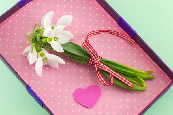 دسته گل برف تازه در جعبه رمانتیک با قلب