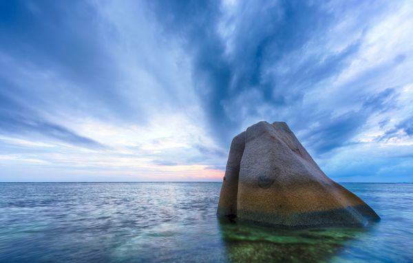 تخته سنگ گرانیتی با شکل زیبایی در دریای سیشل در ساحل آنس سورس دارجنت که با نوردهی طولانی گرفته شده است
