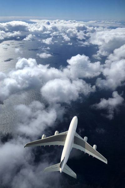 هواپیمای مسافربری بالای ابرها