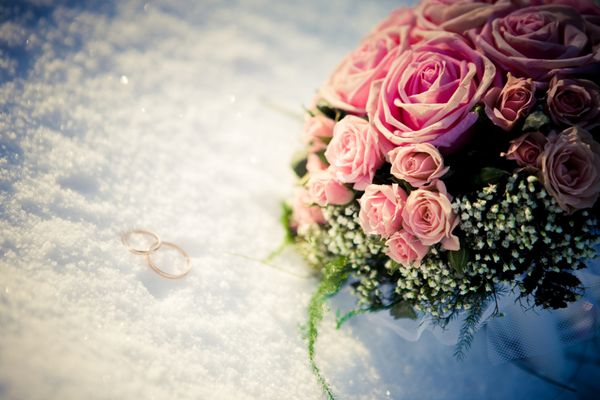 دسته گل عروسی و حلقه در برف