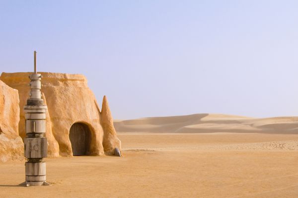 مجموعه های رها شده برای فیلمبرداری فیلم جنگ ستارگان در صحرای صحرا در پس زمینه ای از تپه های شنی