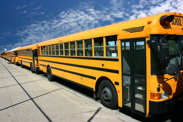 اتوبوس های مدرسه در انتظار دانش آموزان
