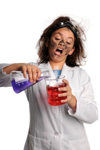پرتره دانشمند جوان حیرت زده در حال مخلوط کردن مواد شیمیایی جدا شده روی پس زمینه سفید