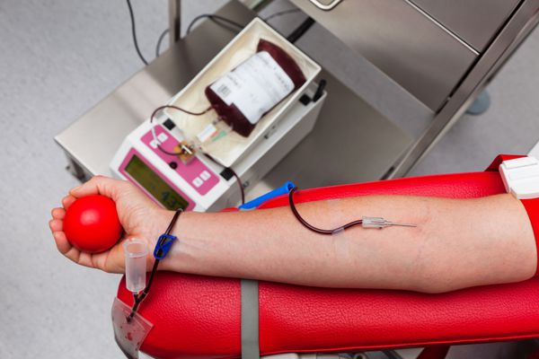 در آزمایشگاه هنگام اهدای خون خون گرفته می شود