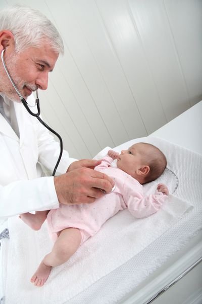 پزشک اطفال در حال گوش دادن به ضربان قلب کودک