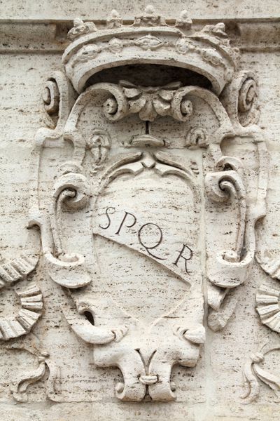 رم ایتالیا نماد رومی spqr جزئیات معماری ایتالیایی