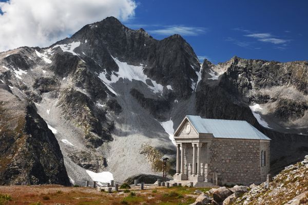 یک کلیسای کوچک در کوه بلند در طول تابستان