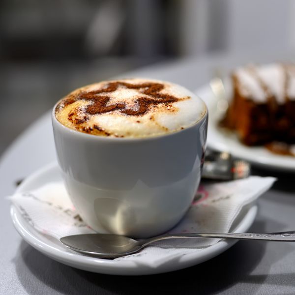 فنجان قهوه و کیک در کافه dof کم عمق