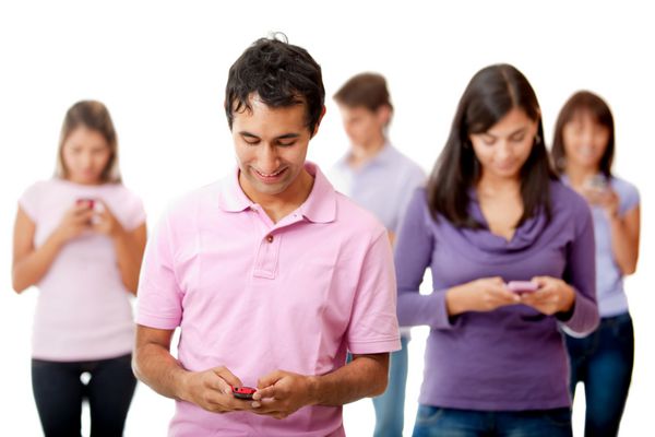 افرادی که در تلفن های همراه خود پیامک می نویسند شبکه های اجتماعی - جدا شده اند