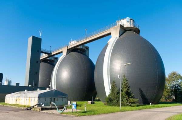 نصب هضم لجن در کارخانه فاضلاب در اینجا متان تولید و برای تامین انرژی نیروگاه استفاده می شود