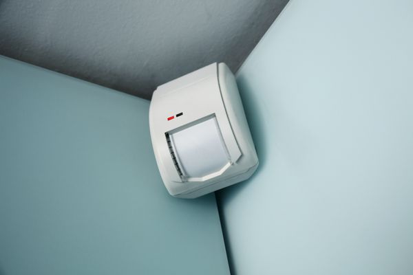 سنسور حرکت دزدگیر که روی دیوار نصب شده است