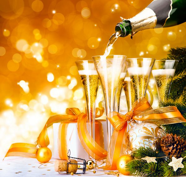 کارت تبریک کریسمس لیوان شامپاین درخت کریسمس و هدایا جشن سال نو